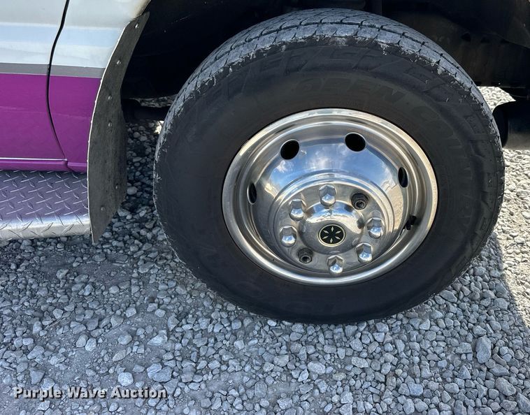 image for item NJ9368 1996 Ford F350 ambulance