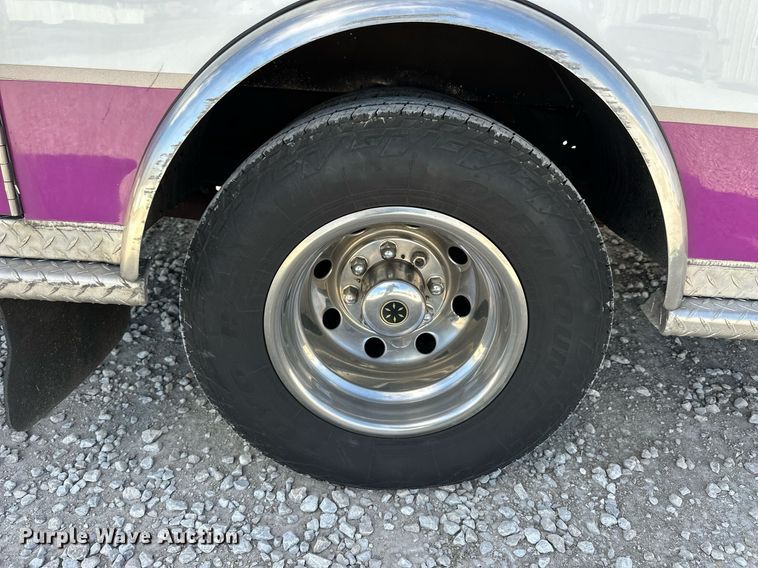 image for item NJ9368 1996 Ford F350 ambulance