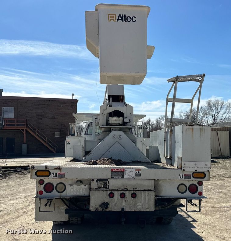 image for item NL9384 2001 Chevrolet C7500 bucket truck