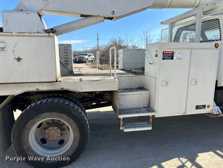 image for item NL9384 2001 Chevrolet C7500 bucket truck