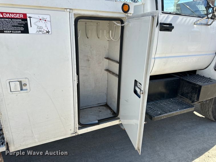 image for item NL9384 2001 Chevrolet C7500 bucket truck