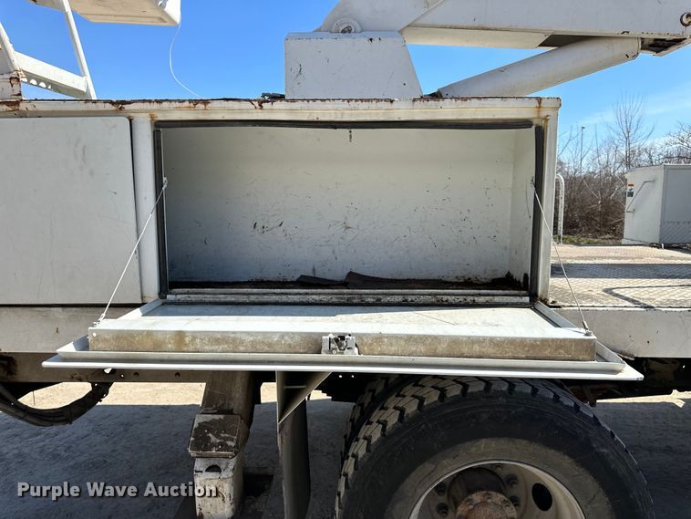 image for item NL9384 2001 Chevrolet C7500 bucket truck