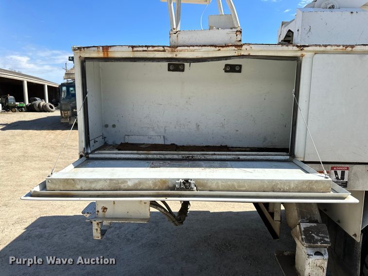 image for item NL9384 2001 Chevrolet C7500 bucket truck