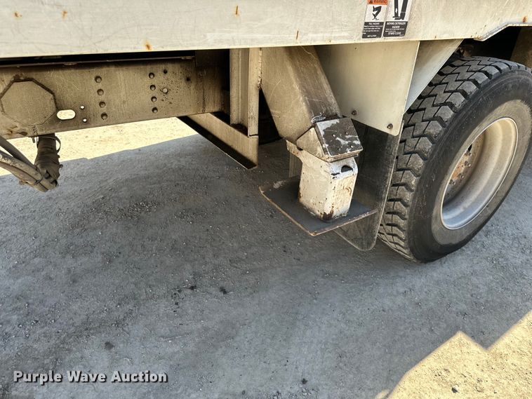 image for item NL9384 2001 Chevrolet C7500 bucket truck