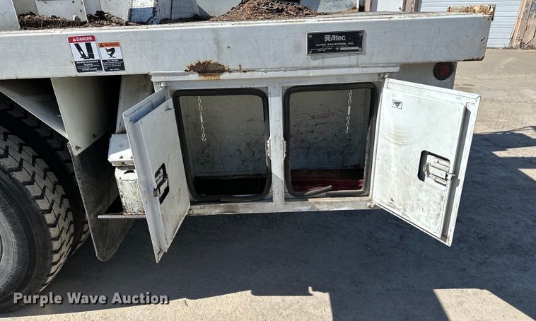 image for item NL9384 2001 Chevrolet C7500 bucket truck