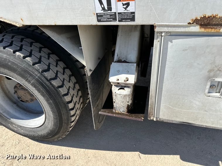 image for item NL9384 2001 Chevrolet C7500 bucket truck