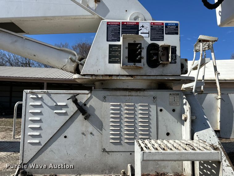 image for item NL9384 2001 Chevrolet C7500 bucket truck