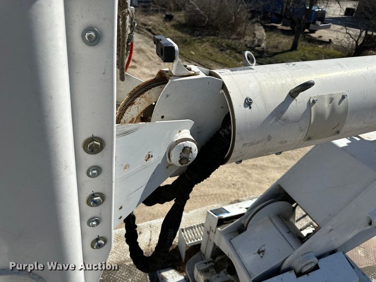 image for item NL9384 2001 Chevrolet C7500 bucket truck