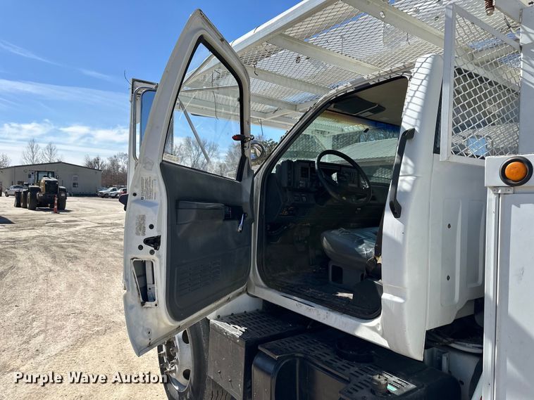 image for item NL9384 2001 Chevrolet C7500 bucket truck