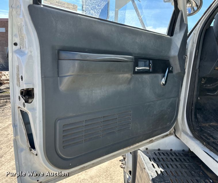 image for item NL9384 2001 Chevrolet C7500 bucket truck