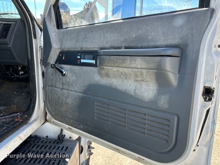 image for item NL9384 2001 Chevrolet C7500 bucket truck