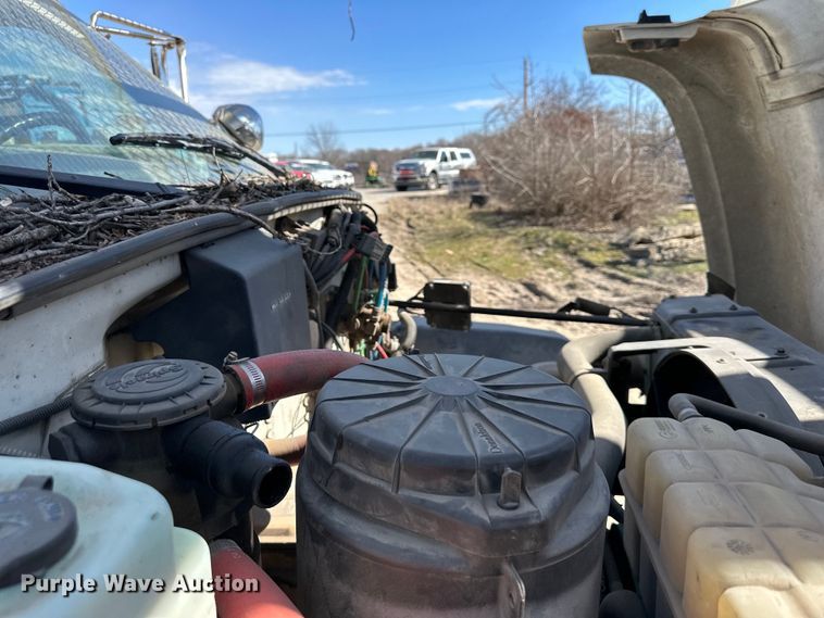 image for item NL9384 2001 Chevrolet C7500 bucket truck