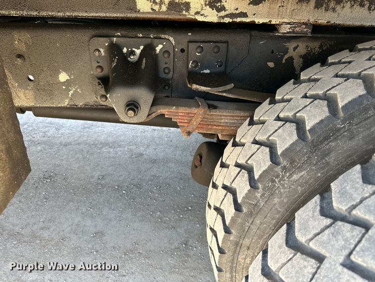 image for item NL9384 2001 Chevrolet C7500 bucket truck