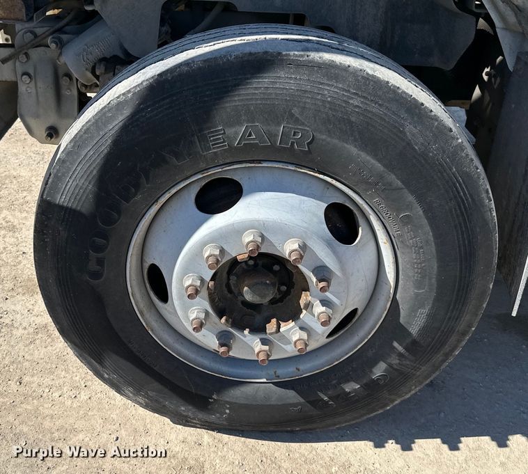 image for item NL9384 2001 Chevrolet C7500 bucket truck