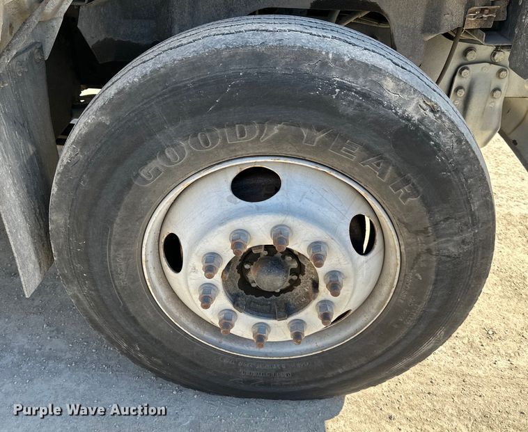 image for item NL9384 2001 Chevrolet C7500 bucket truck