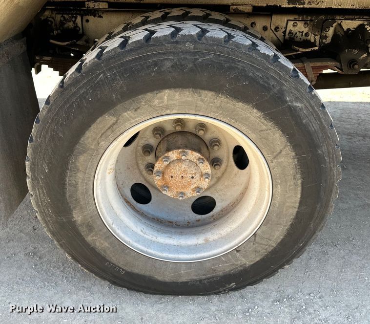 image for item NL9384 2001 Chevrolet C7500 bucket truck