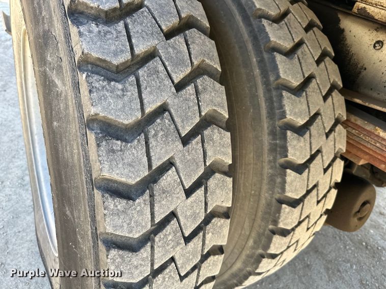 image for item NL9384 2001 Chevrolet C7500 bucket truck