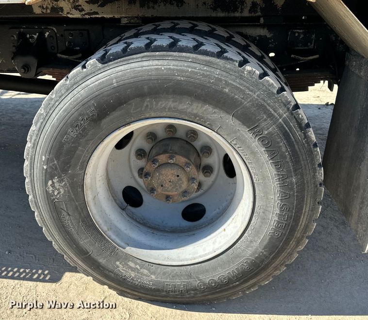 image for item NL9384 2001 Chevrolet C7500 bucket truck