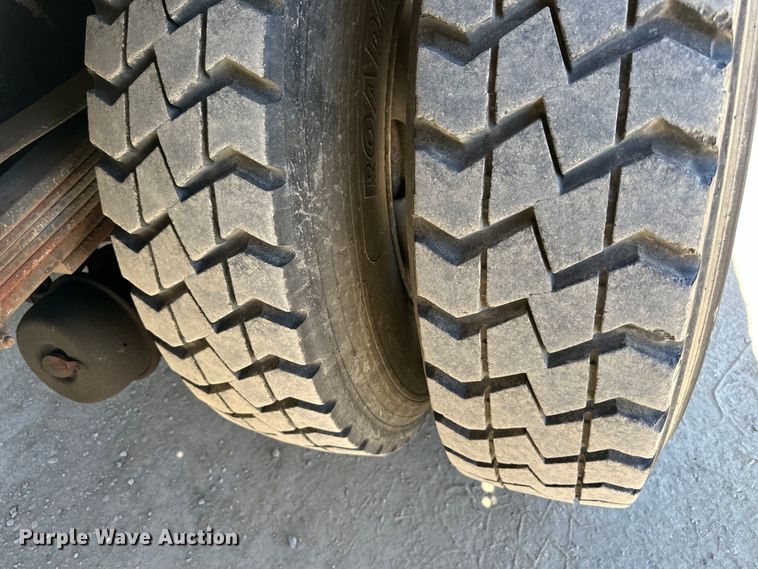 image for item NL9384 2001 Chevrolet C7500 bucket truck