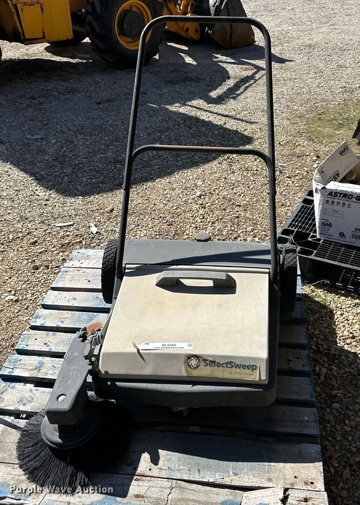 image for item NL9389 Nilfisk-Advance SelectSweep floor sweeper