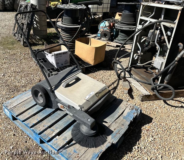 image for item NL9389 Nilfisk-Advance SelectSweep floor sweeper