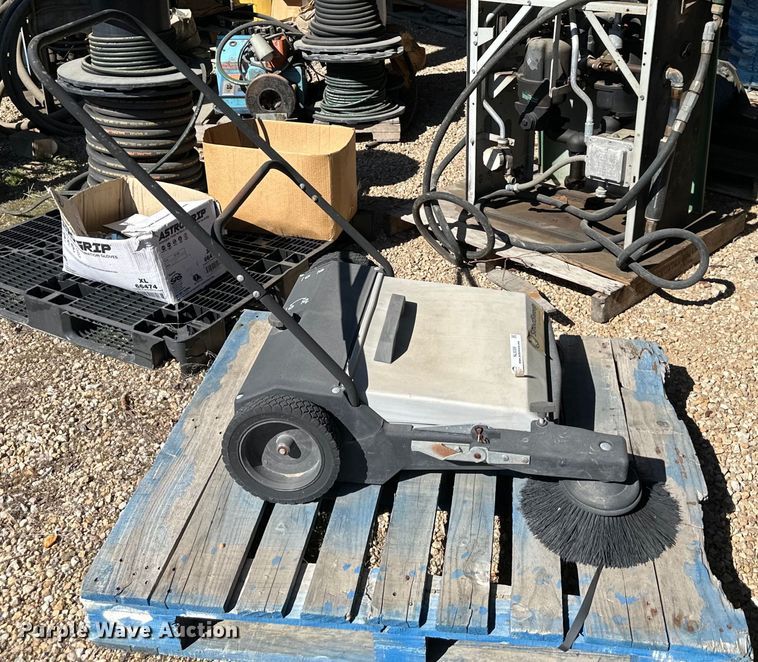 image for item NL9389 Nilfisk-Advance SelectSweep floor sweeper