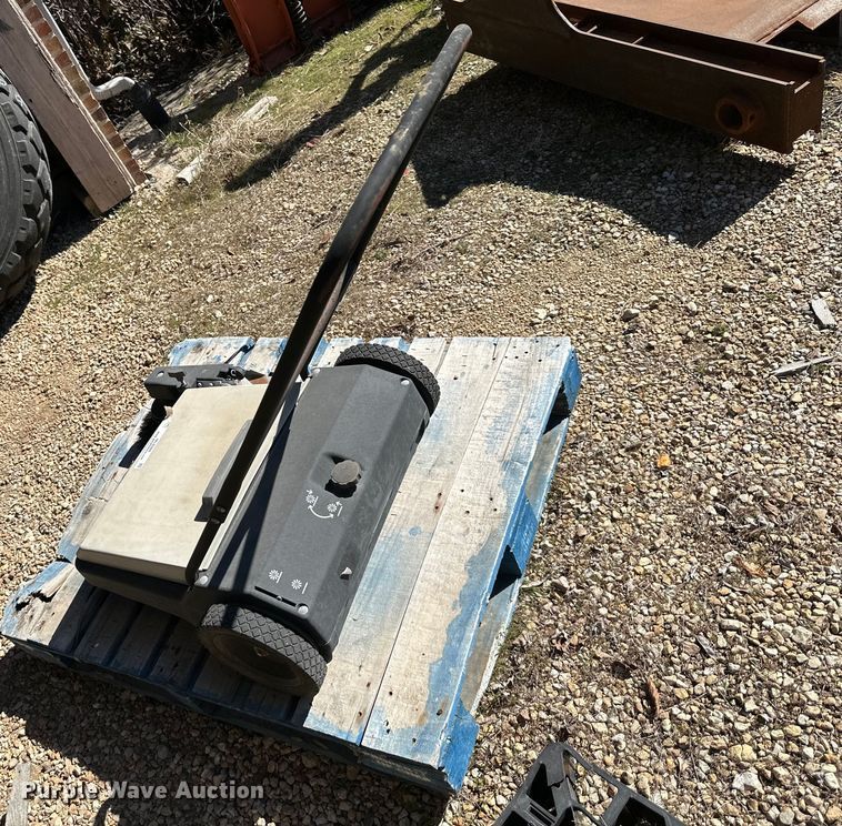 image for item NL9389 Nilfisk-Advance SelectSweep floor sweeper