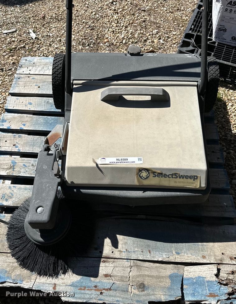 image for item NL9389 Nilfisk-Advance SelectSweep floor sweeper