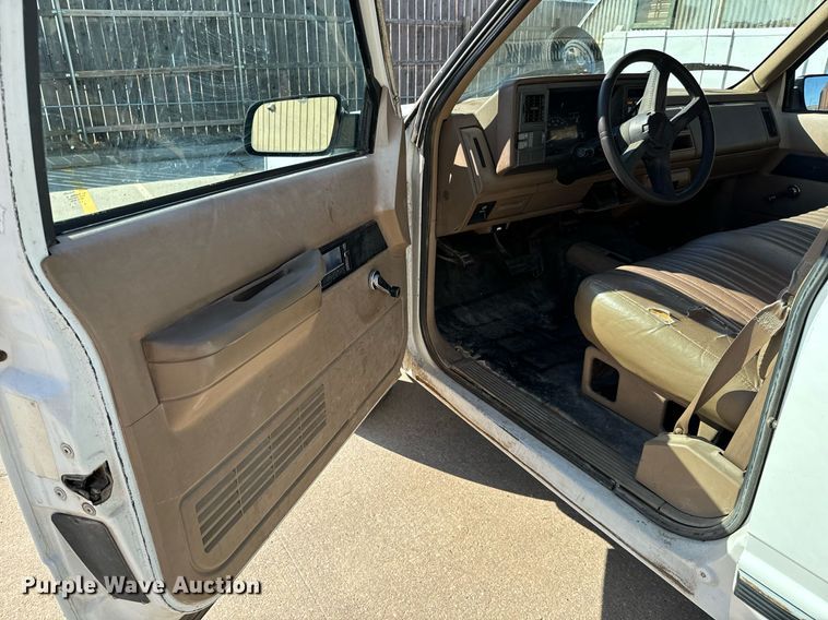 image for item NU9402 1994 Chevrolet  2500 SUV