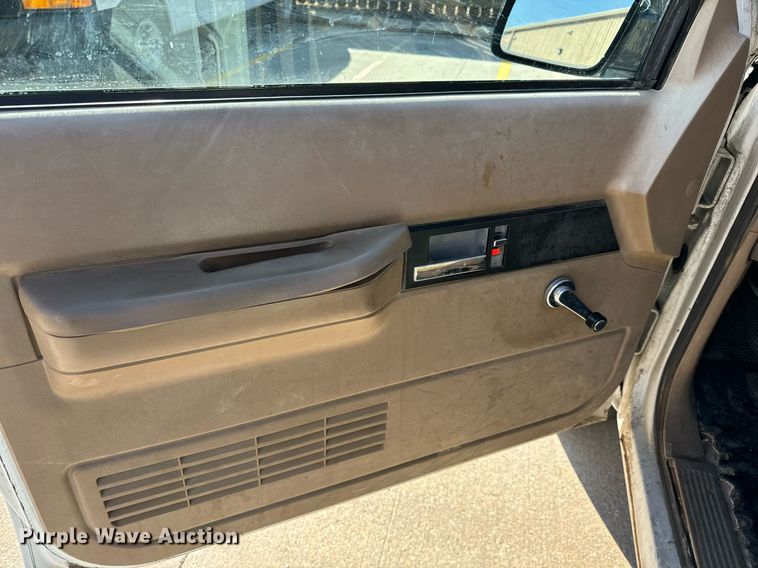 image for item NU9402 1994 Chevrolet  2500 SUV