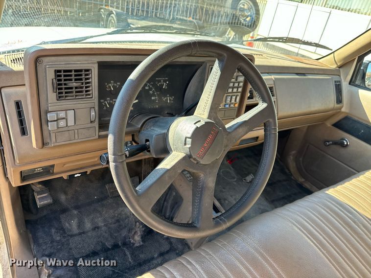 image for item NU9402 1994 Chevrolet  2500 SUV