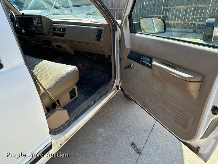 image for item NU9402 1994 Chevrolet  2500 SUV