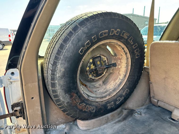 image for item NU9402 1994 Chevrolet  2500 SUV