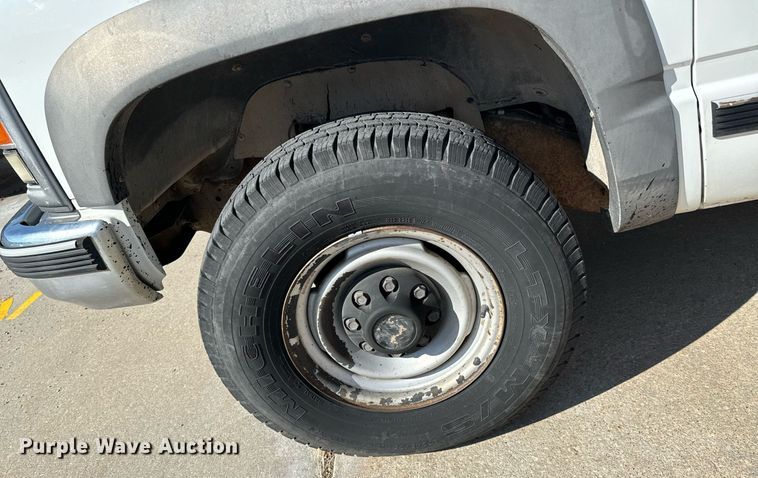 image for item NU9402 1994 Chevrolet  2500 SUV