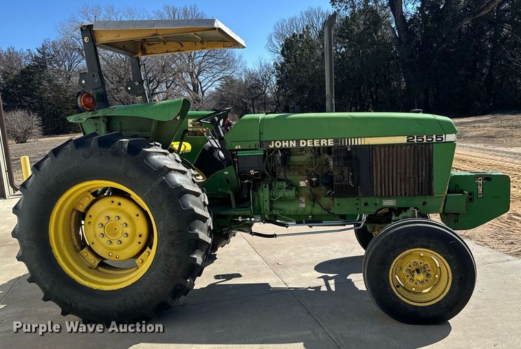 image for item NU9413 1991 John Deere 2555 tractor