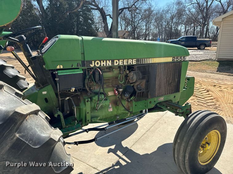 image for item NU9413 1991 John Deere 2555 tractor