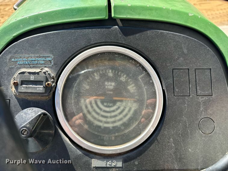 image for item NU9413 1991 John Deere 2555 tractor