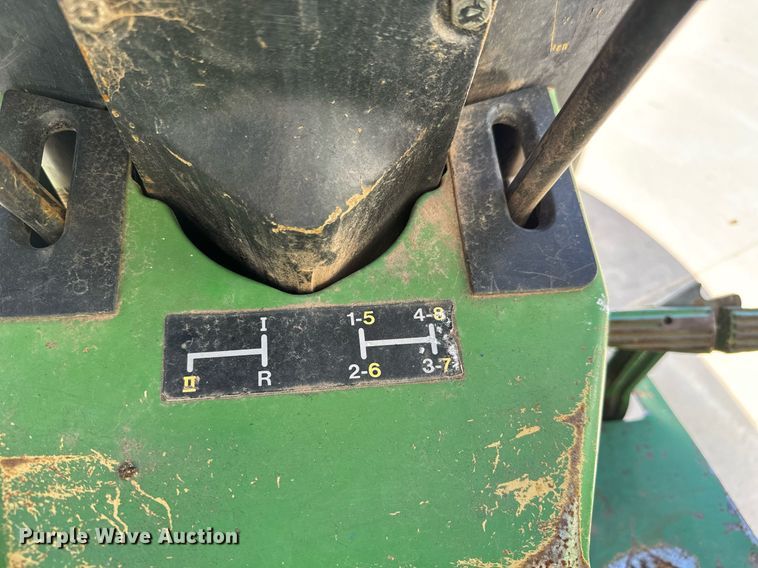 image for item NU9413 1991 John Deere 2555 tractor