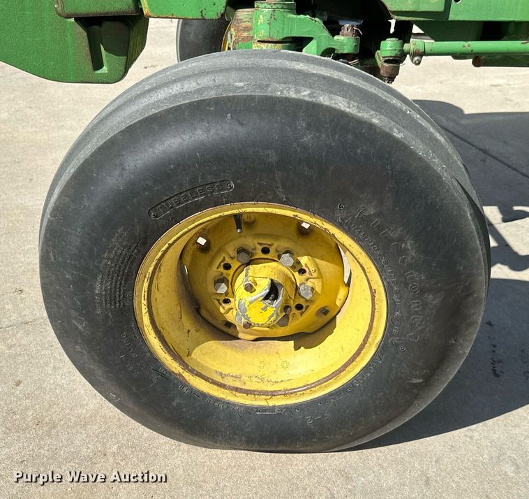 image for item NU9413 1991 John Deere 2555 tractor