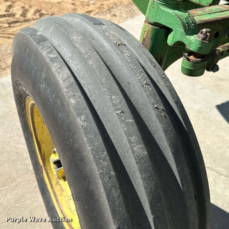 image for item NU9413 1991 John Deere 2555 tractor