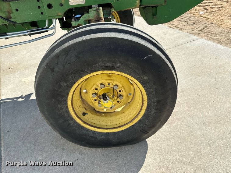 image for item NU9413 1991 John Deere 2555 tractor