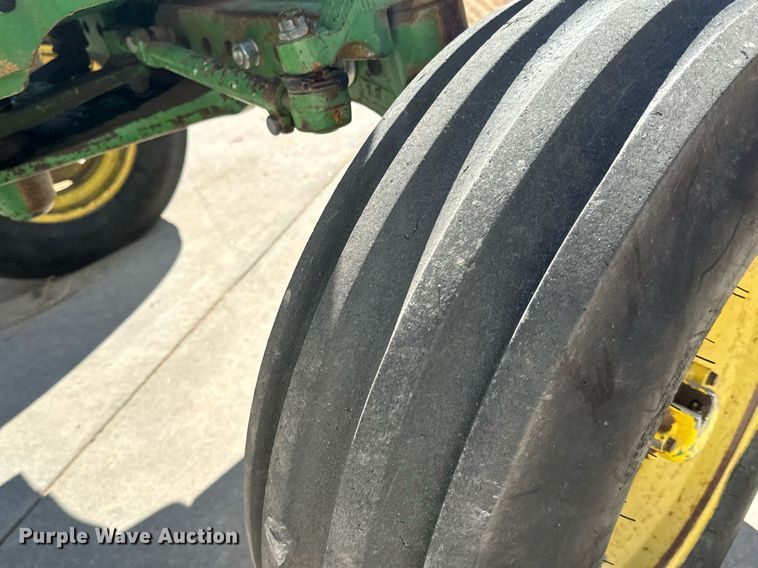 image for item NU9413 1991 John Deere 2555 tractor