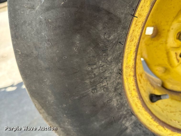 image for item NU9413 1991 John Deere 2555 tractor