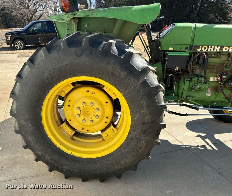 image for item NU9413 1991 John Deere 2555 tractor