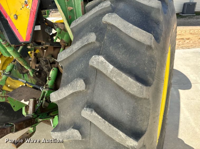 image for item NU9413 1991 John Deere 2555 tractor