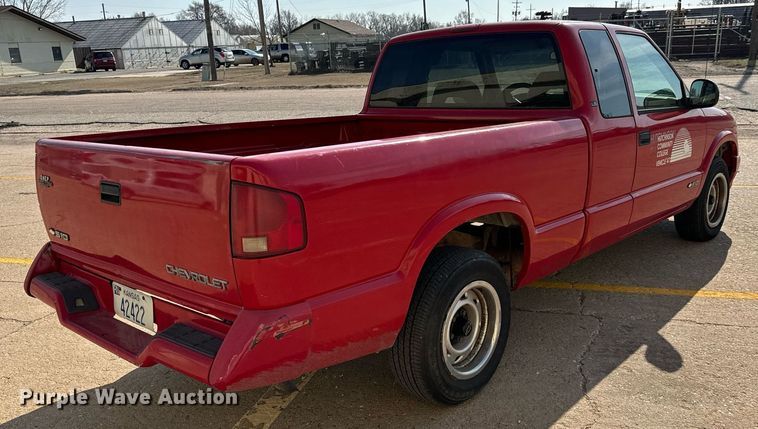 image for item NU9439 1997 Chevrolet S10 Ext. Cab pickup truck