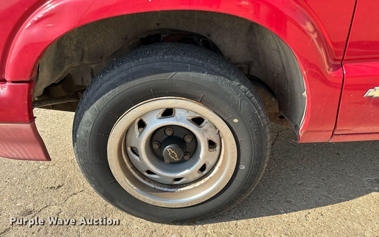 image for item NU9439 1997 Chevrolet S10 Ext. Cab pickup truck