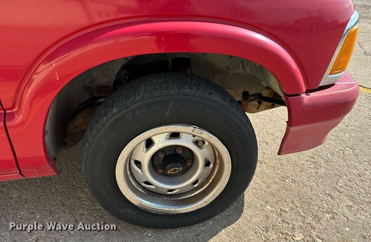 image for item NU9439 1997 Chevrolet S10 Ext. Cab pickup truck