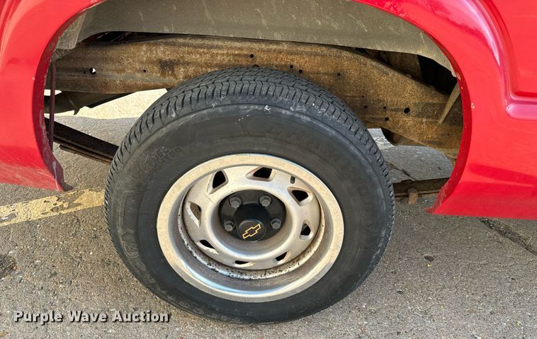 image for item NU9439 1997 Chevrolet S10 Ext. Cab pickup truck