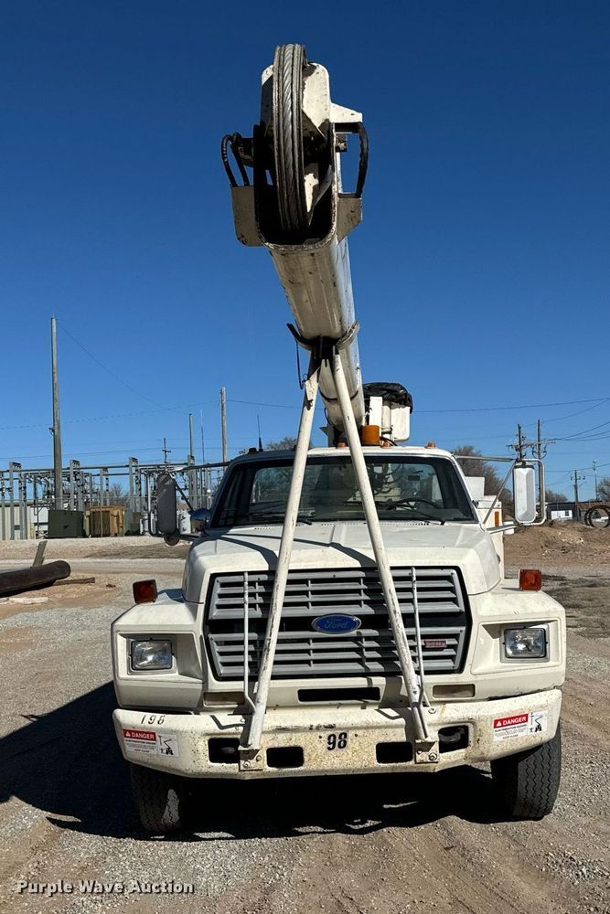 image for item NU9455 1984 Ford F700 bucket truck